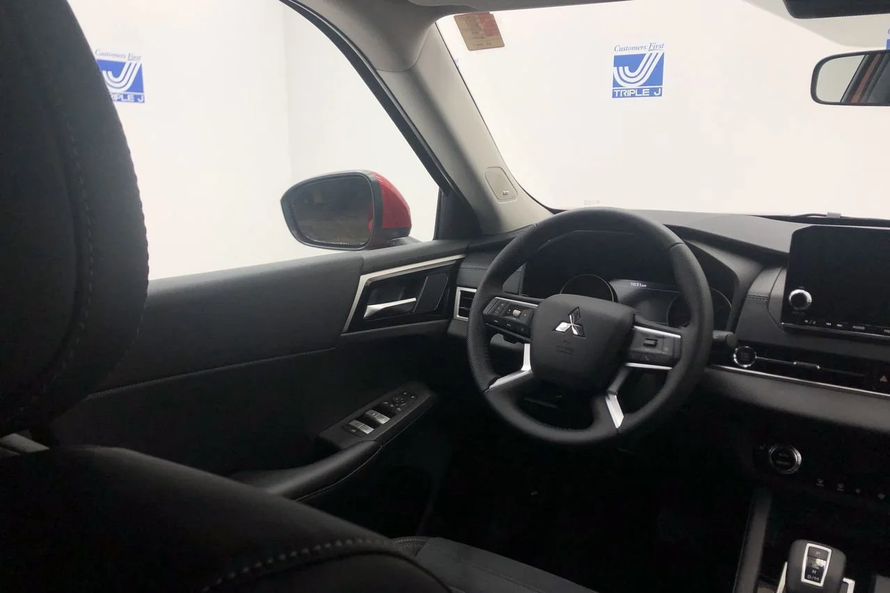 Used 2022 Red Diamond Mitsubishi  image 17