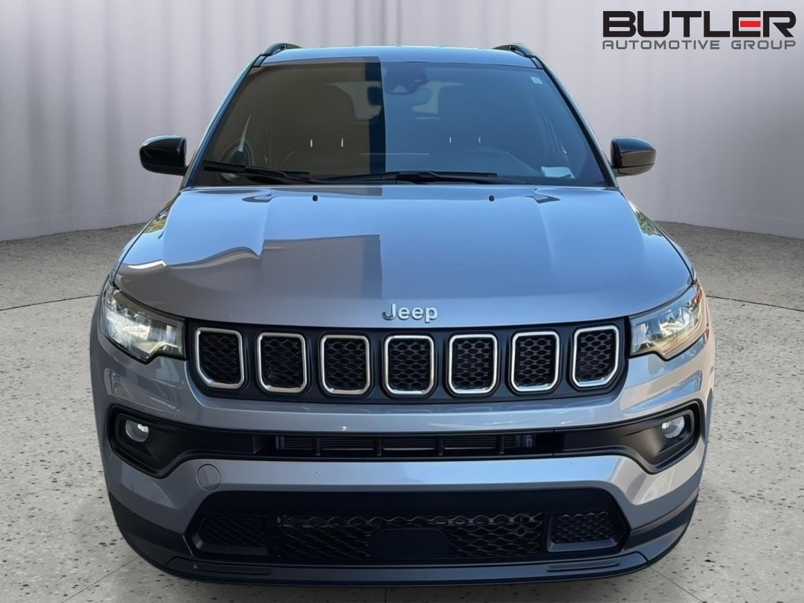 Used 2024  Jeep Latitude image 9