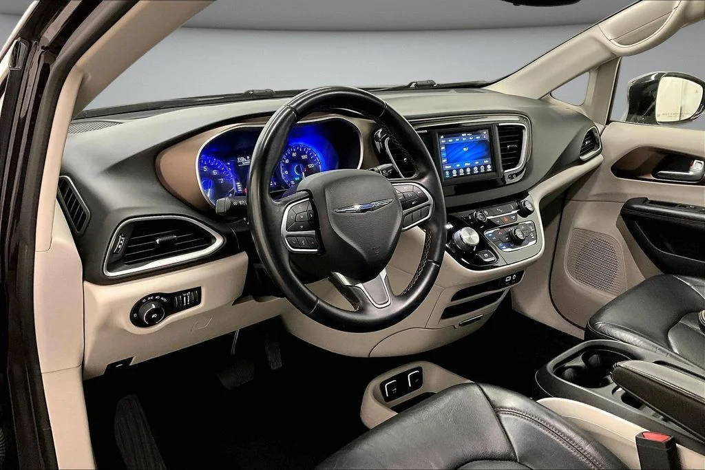 Used 2018 Red Chrysler Touring L image 17