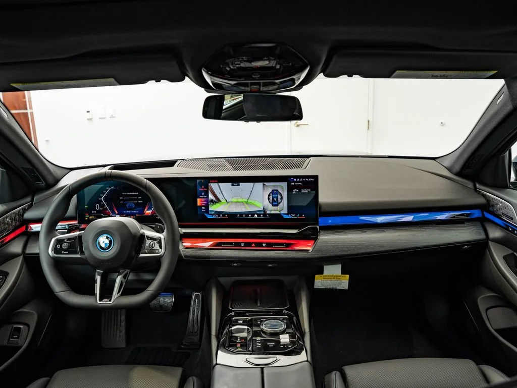 New 2027 Tanzanite Blue II Metallic BMW 550e xDrive image 4