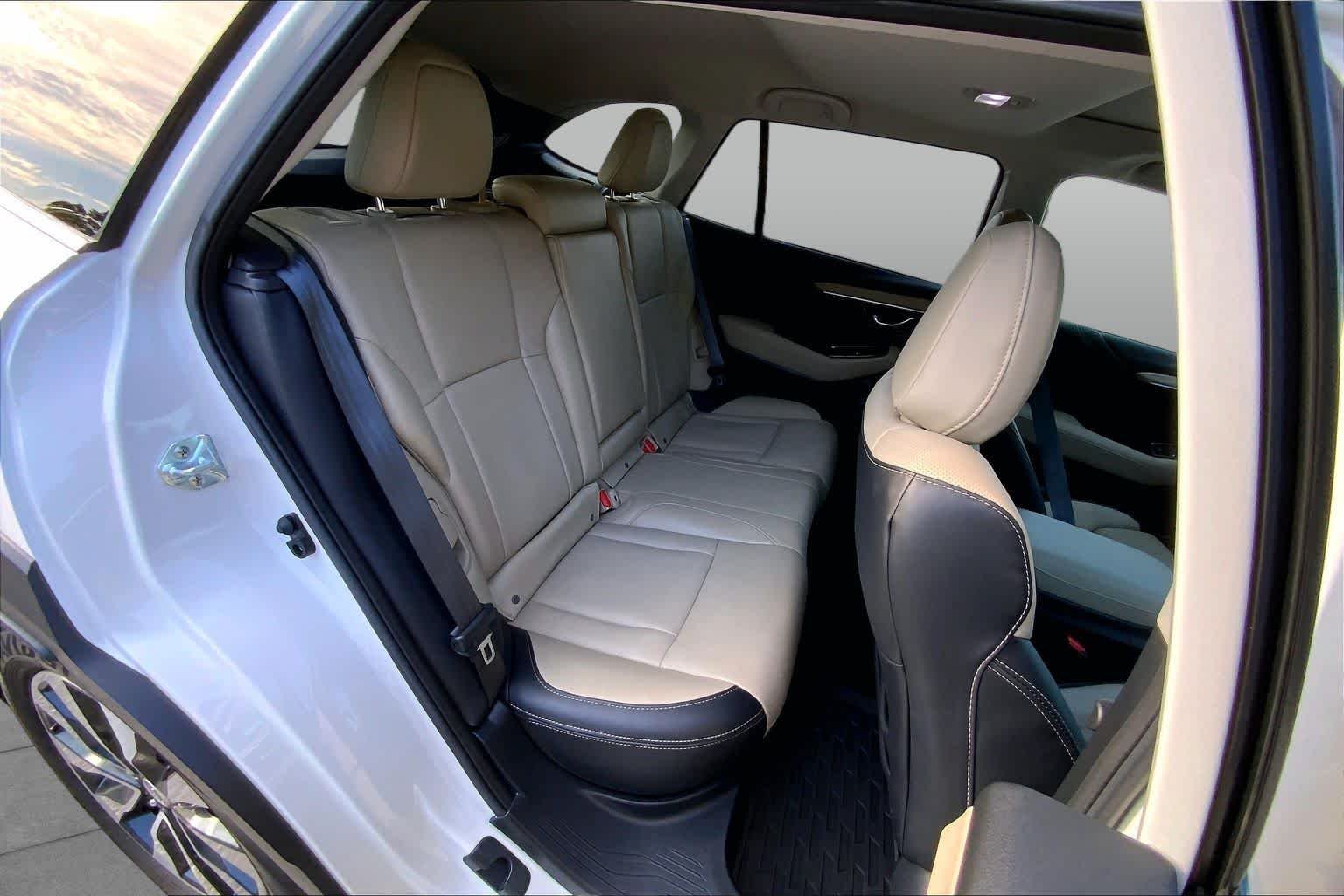 Used 2025 Crystal White Pearl Subaru Limited image 19
