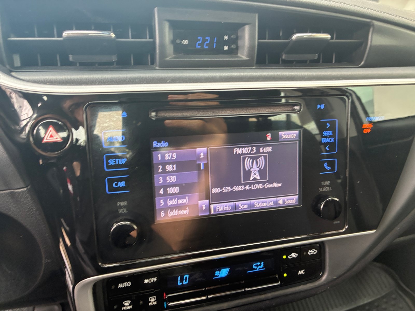 Used 2018 Classic Silver Metallic Toyota LE image 19
