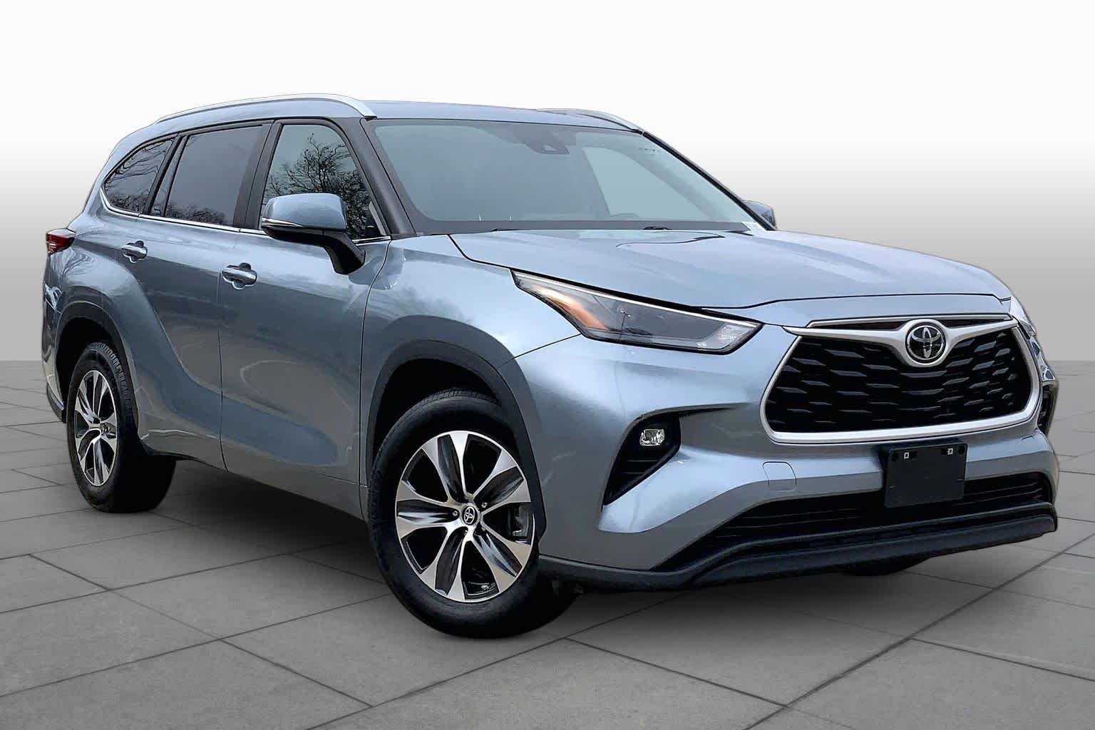 Used 2023 Moon Dust Toyota XLE image 3