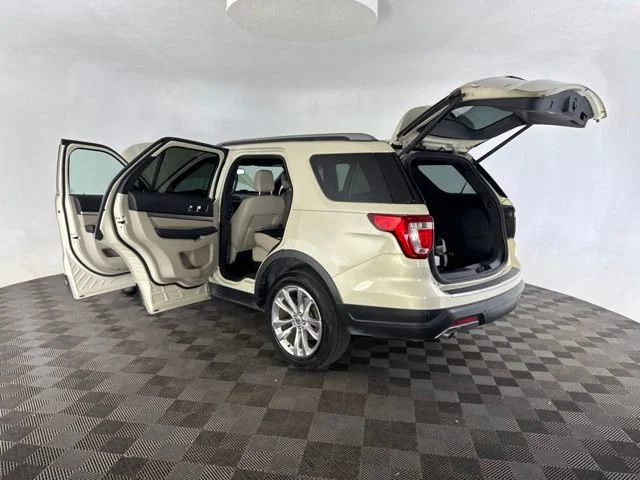 Used 2018 Silver Ford XLT image 16