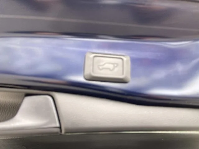 Used 2024  Toyota XLE Premium image 8