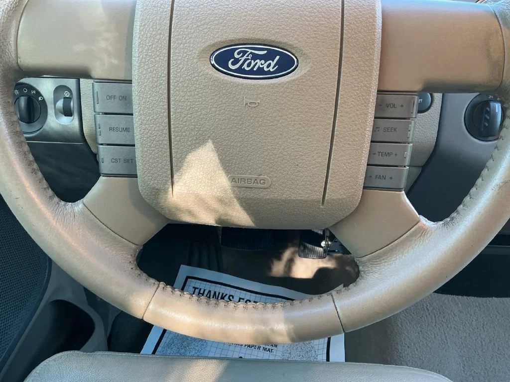 Used 2007 White Ford Lariat image 23
