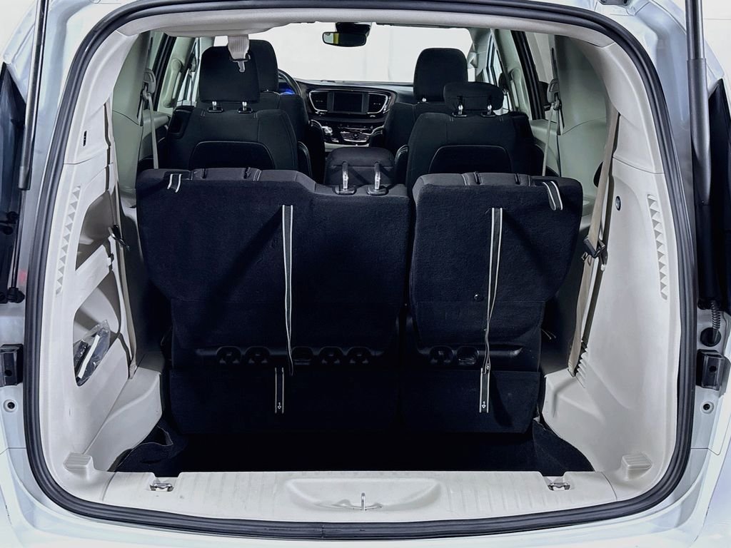 Used 2023 White Chrysler LX image 19