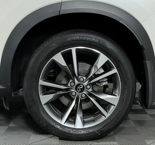 Used 2023 White INFINITI LUXE image 10