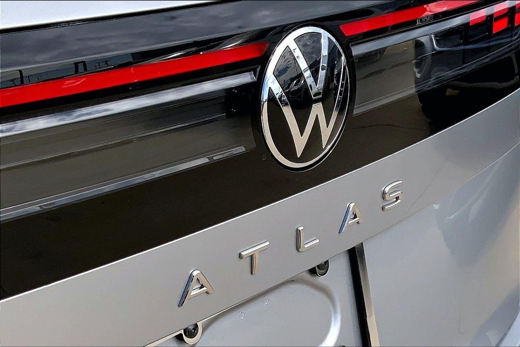 New 2027 Silver Mist Metallic Volkswagen SE image 9