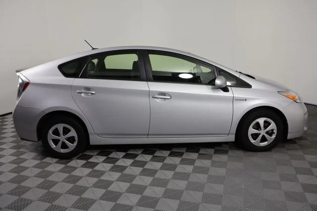 Used 2015 Silver Toyota Three image 9