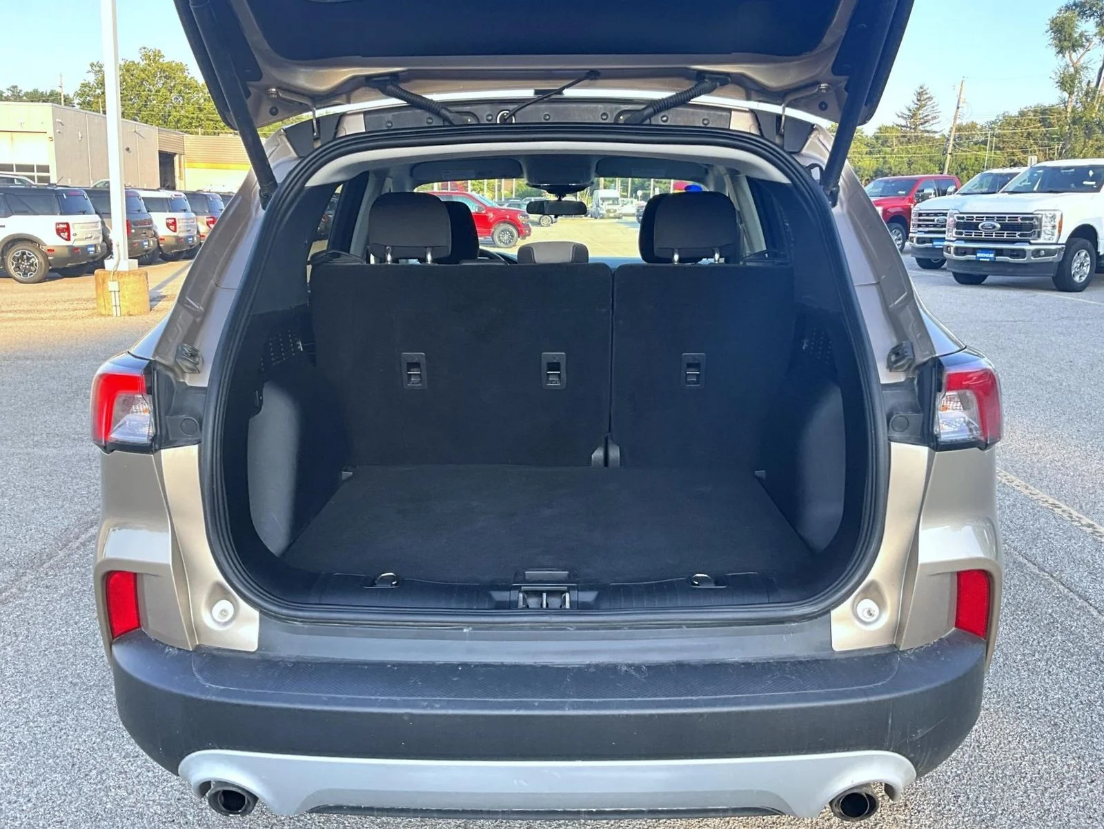 Used 2021 Gold Ford SE image 9