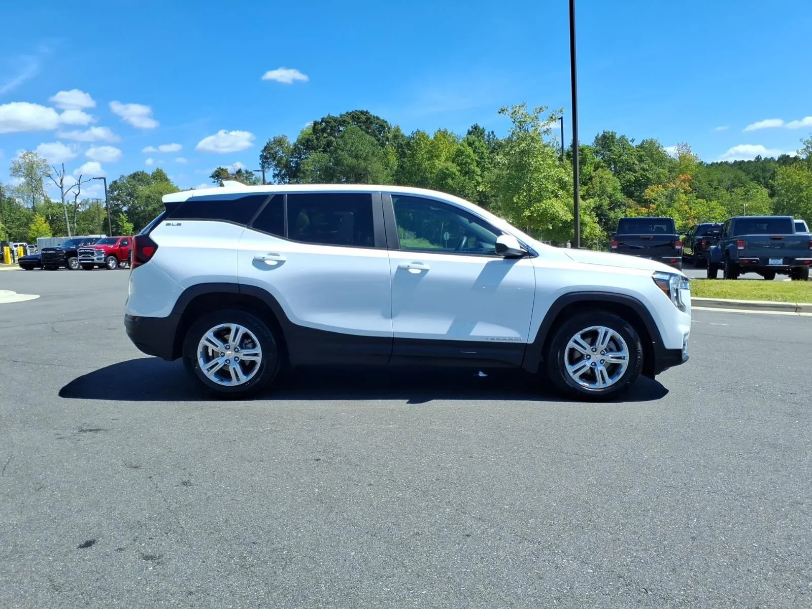 Used 2024 Summit White GMC SLE image 9