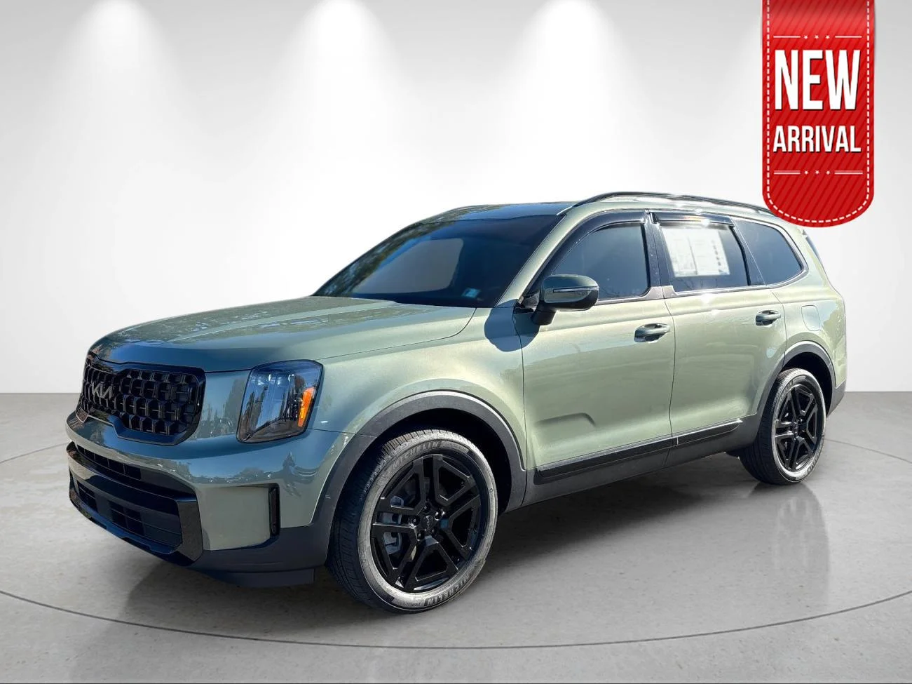 Used 2025 Jungle Green Kia EX X-Line image 1