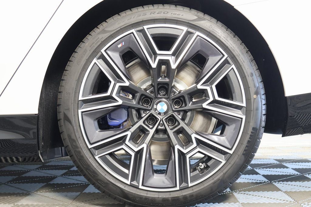New 2027 Mineral White Metallic BMW 550e xDrive image 10