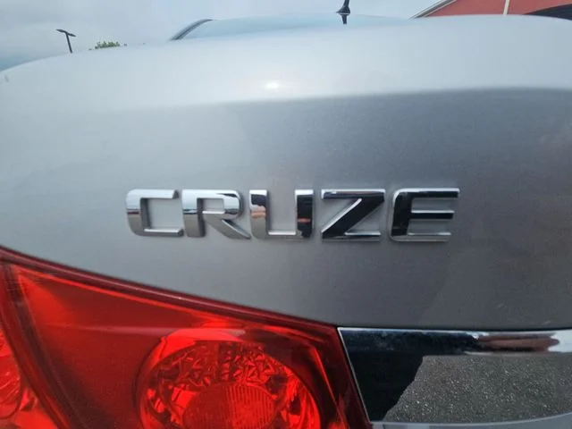 Used 2011 Silver Chevrolet 2LT image 34