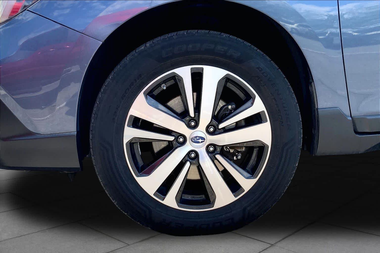 Used 2018 Twilight Blue Metallic Subaru Limited image 9