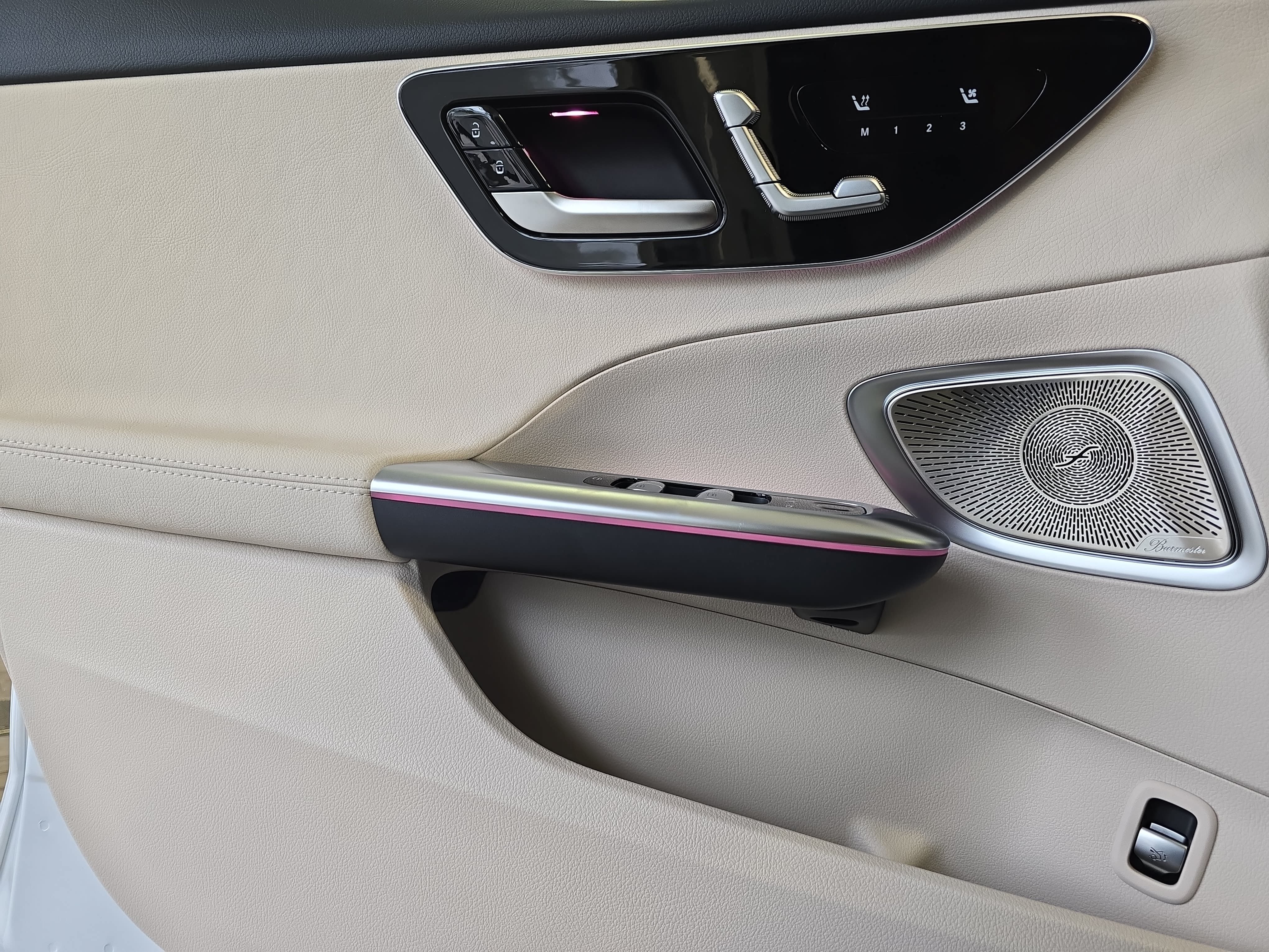 New 2026 MANUFAKTUR Moonlight White Metallic Mercedes-Benz C300 image 28