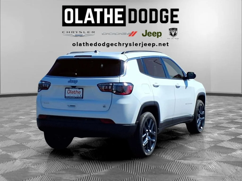 New 2026 Bright White Clear-Coat Exterior Paint Jeep  image 28