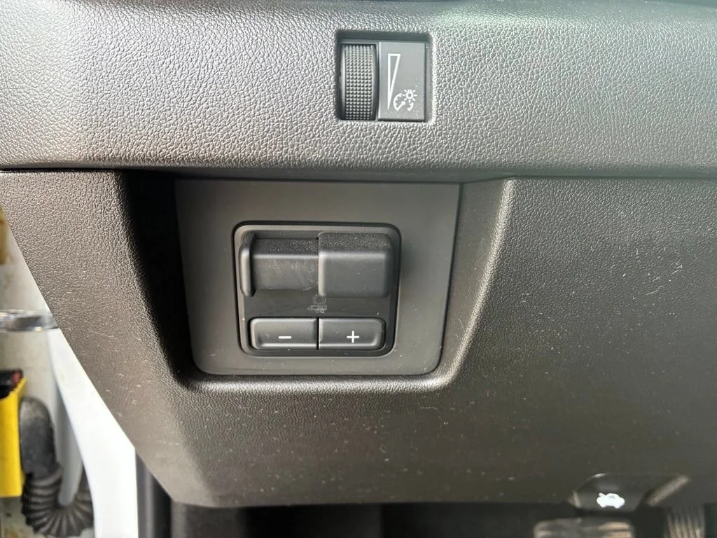 Used 2024 Summit White GMC Elevation image 49