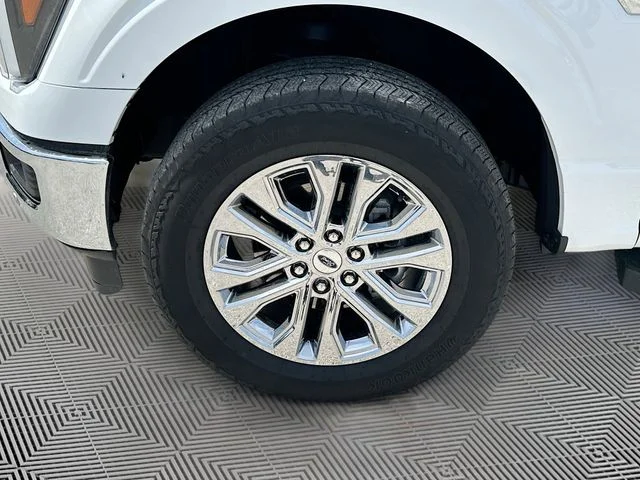 Used 2025 White Ford Lariat image 30