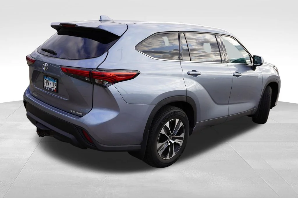 Used 2021  Toyota XLE image 3
