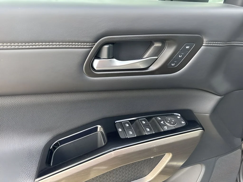 Used 2023 Black Nissan Platinum image 28