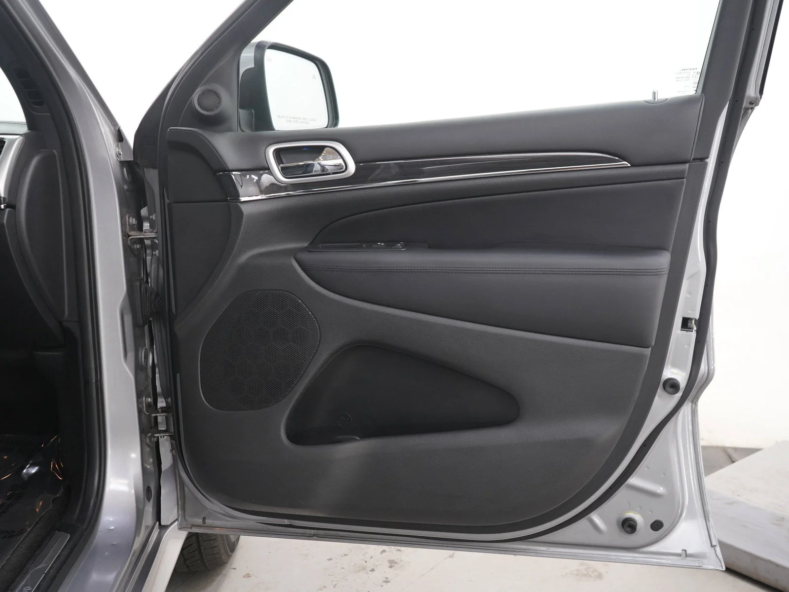 Used 2015 Billet Silver Metallic Clearcoat Jeep High Altitude image 9