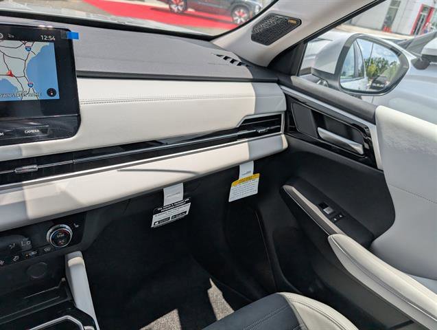 Used 2025 White Diamond Mitsubishi SE image 32