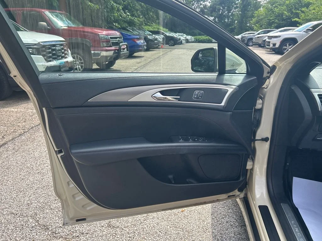 Used 2018  Lincoln Premiere image 11