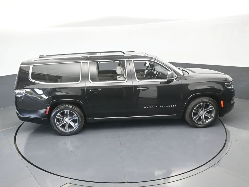 Used 2024 Diamond Black Crystal Pearlcoat Jeep Base image 66