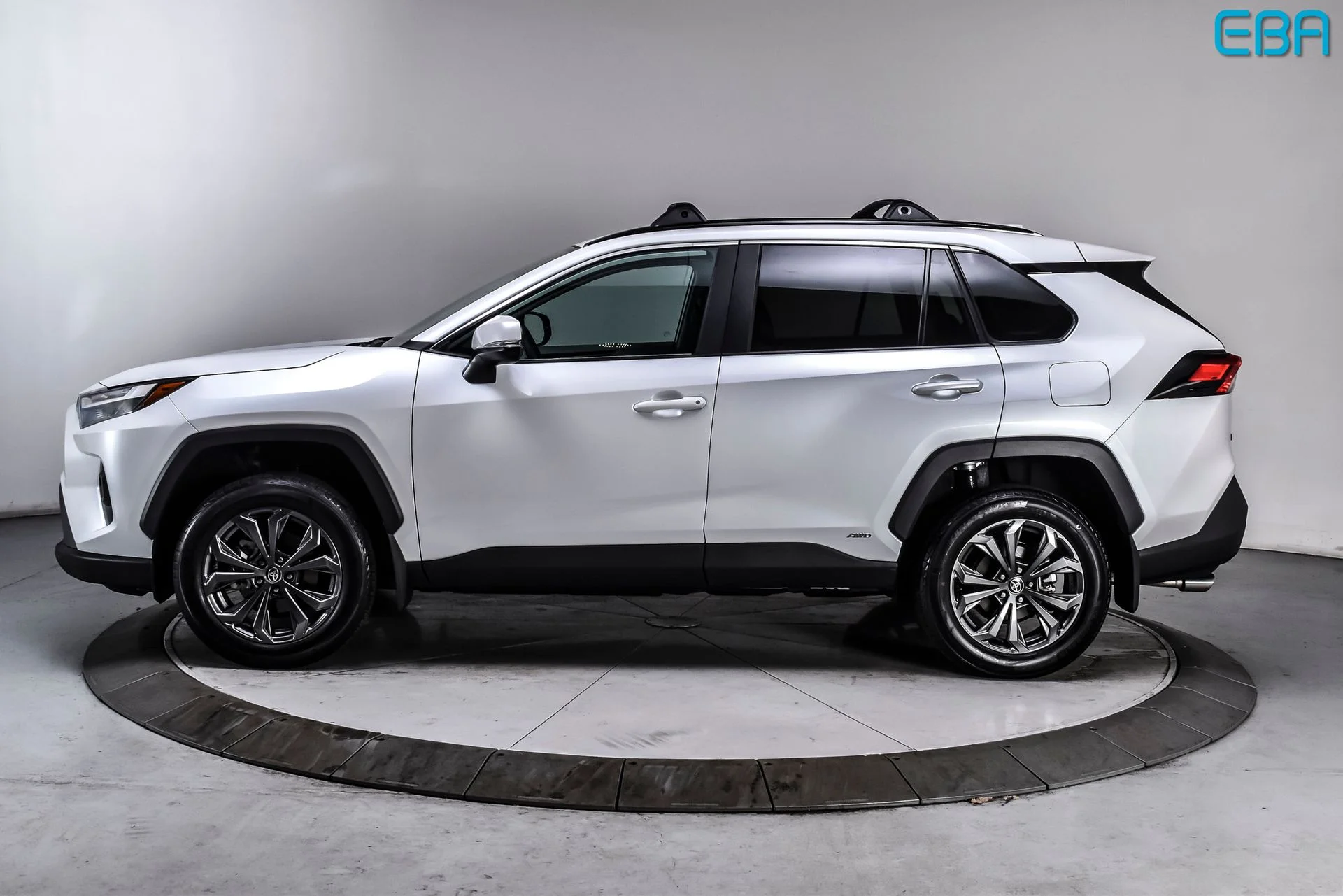 Used 2025 Pearl Toyota XLE Premium image 3