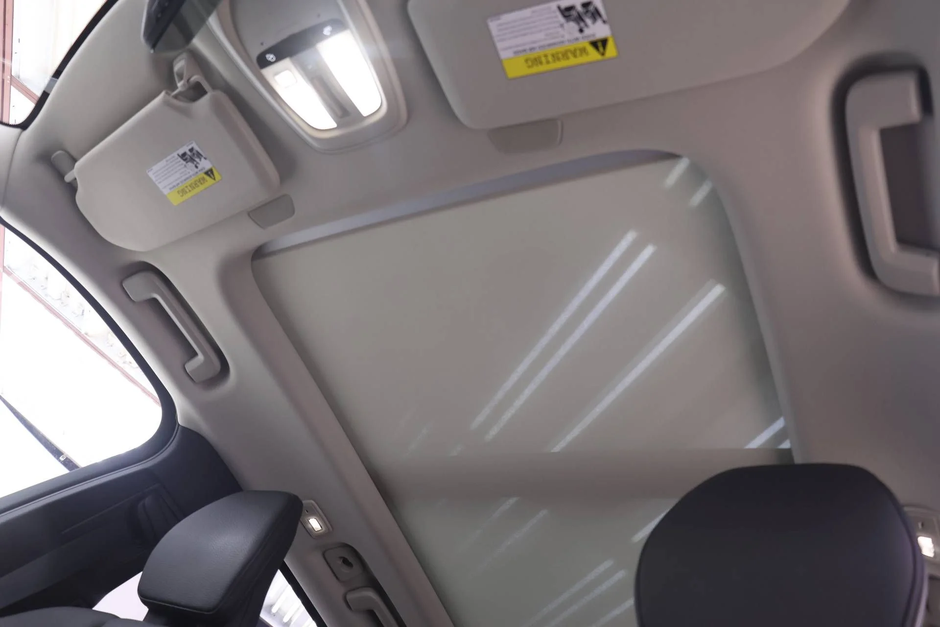 Certified Used 2025 White Volvo B6 Plus 7-Seater image 21