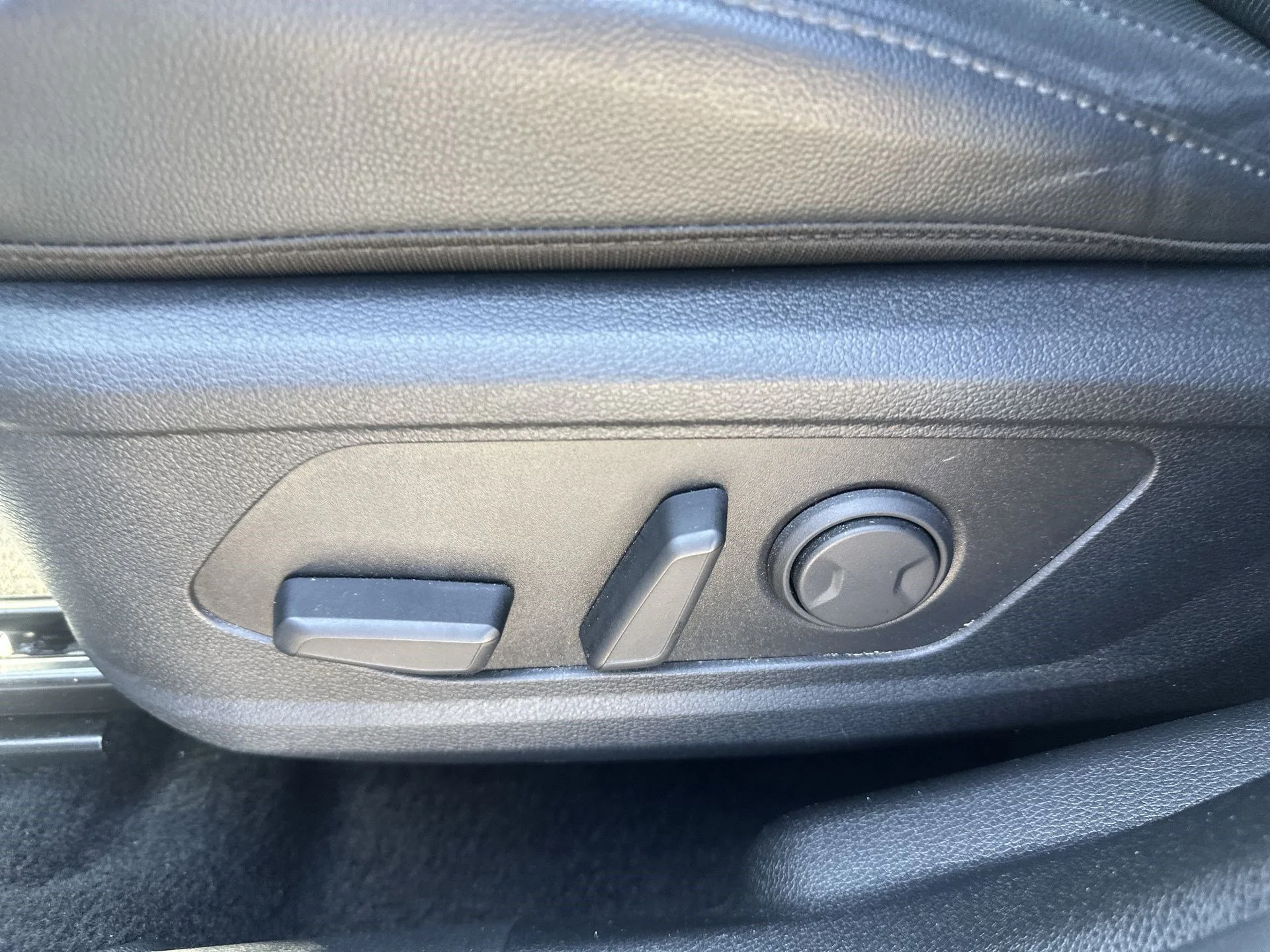Certified Used 2025 Glacial White Pearl Kia EX image 14