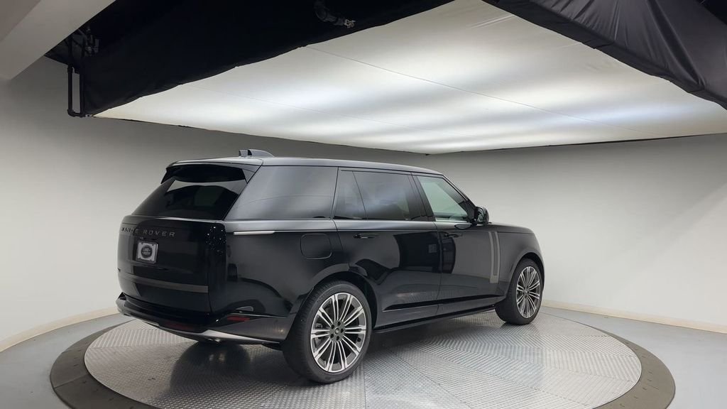 Used 2025  Land Rover SE image 8