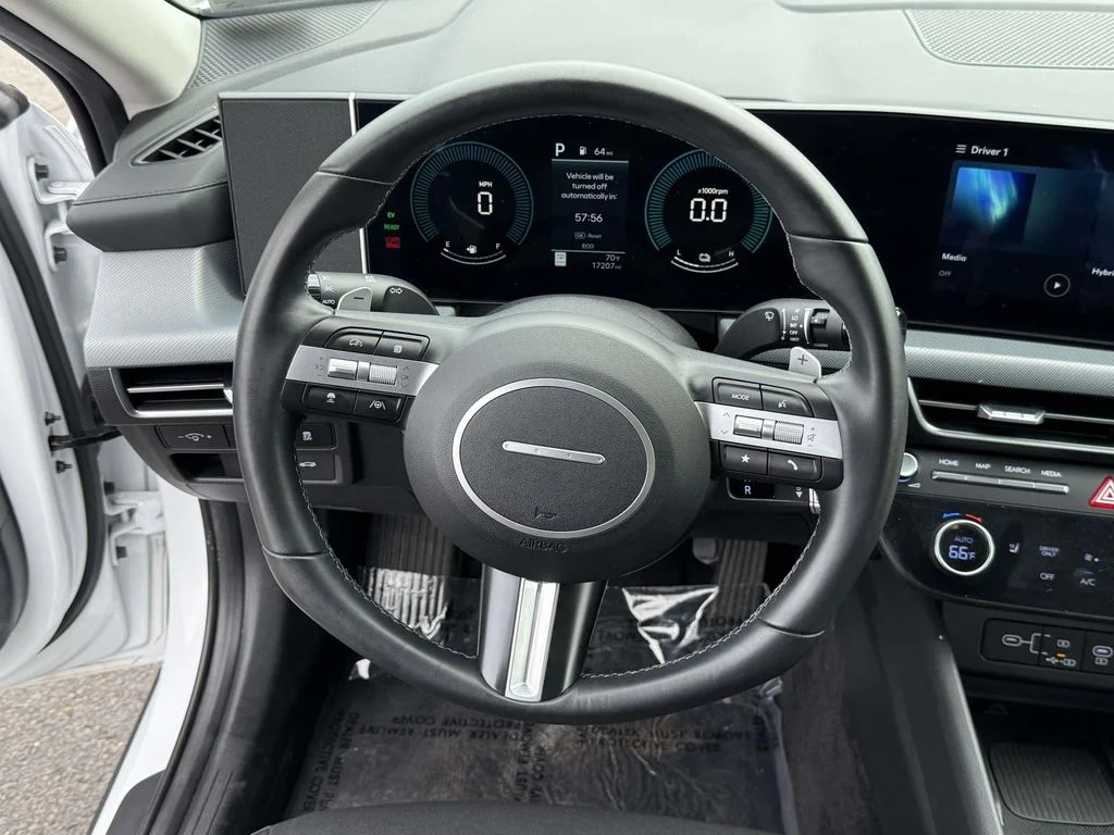 Used 2025 White Hyundai SEL image 17