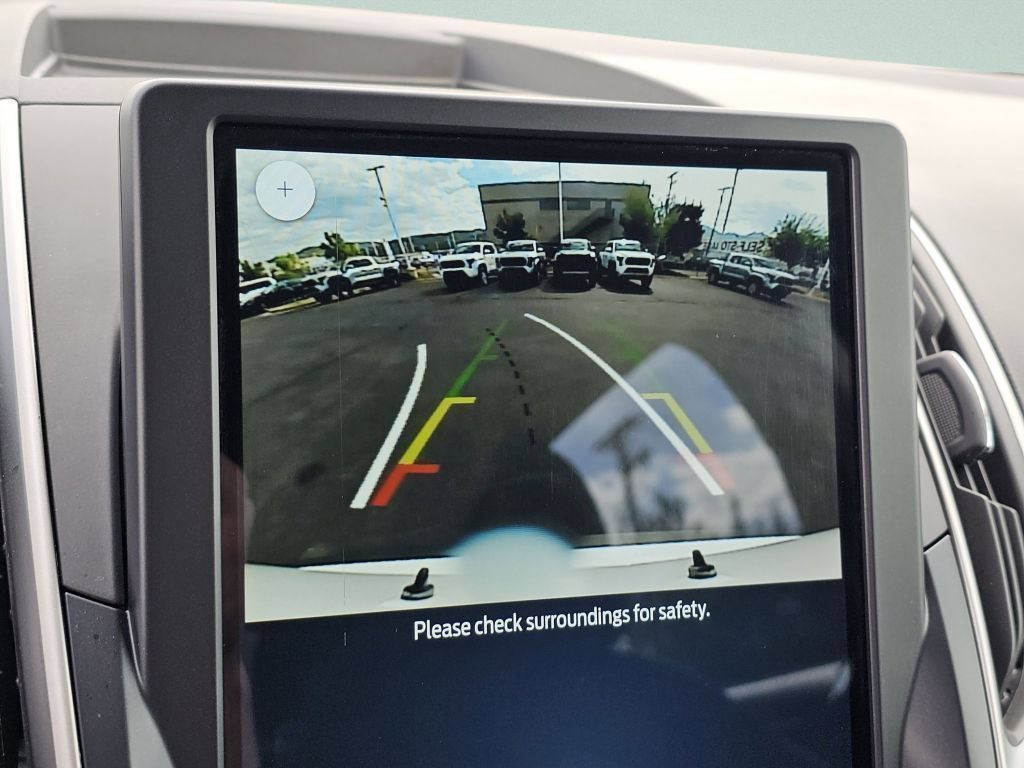 Used 2022 Oxford White Ford SE image 8