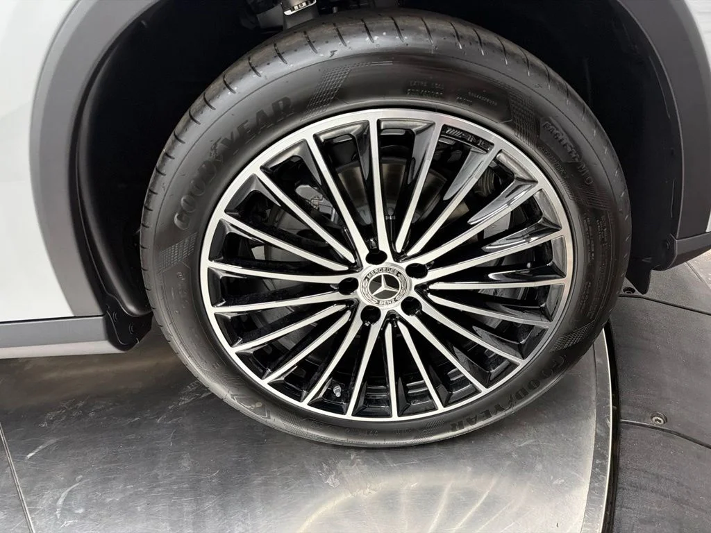 New 2027 White Mercedes-Benz GLC 300 image 9