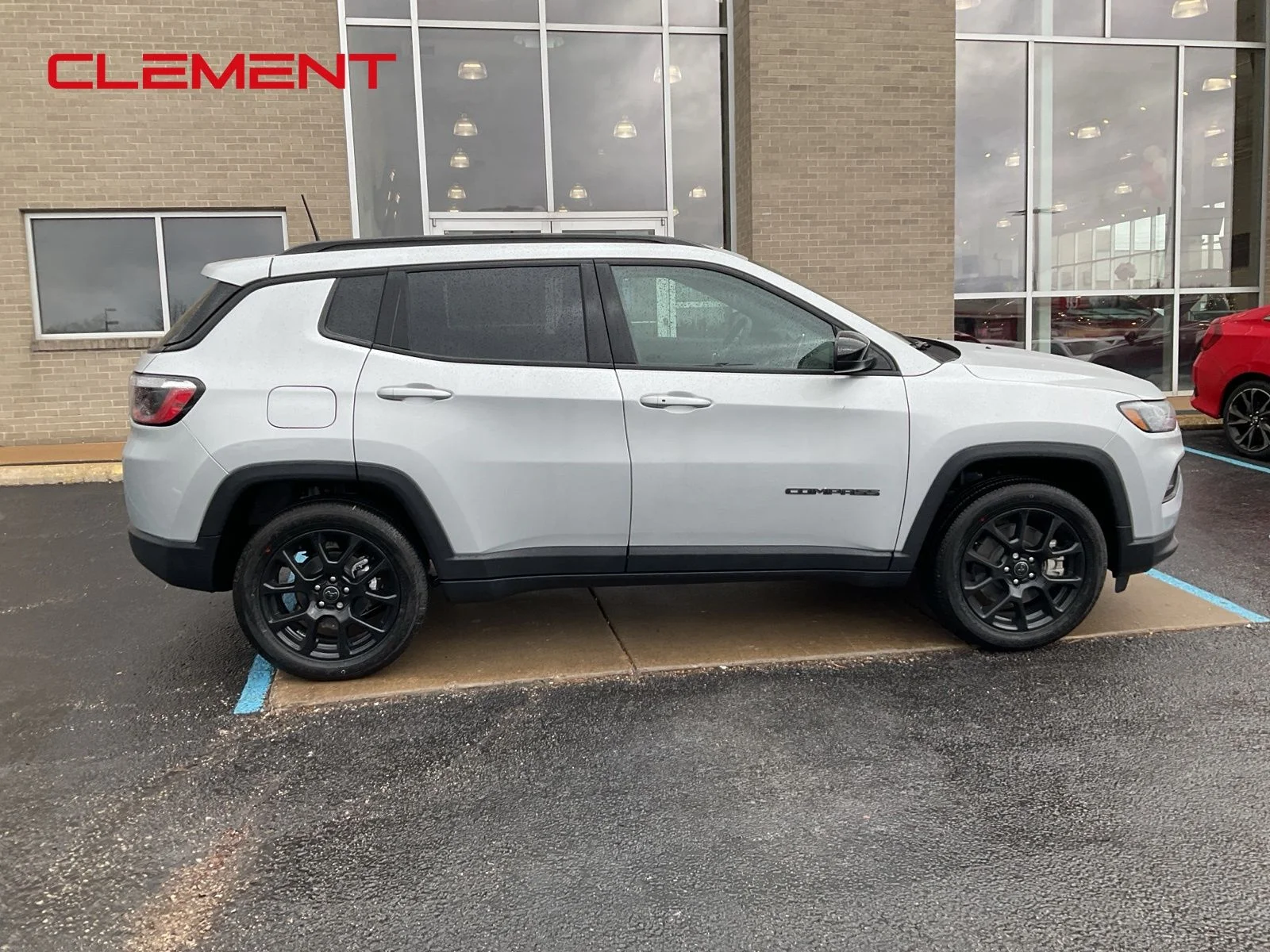 New 2026 Silver Zynith Metallic Clearcoat Jeep Latitude image 4