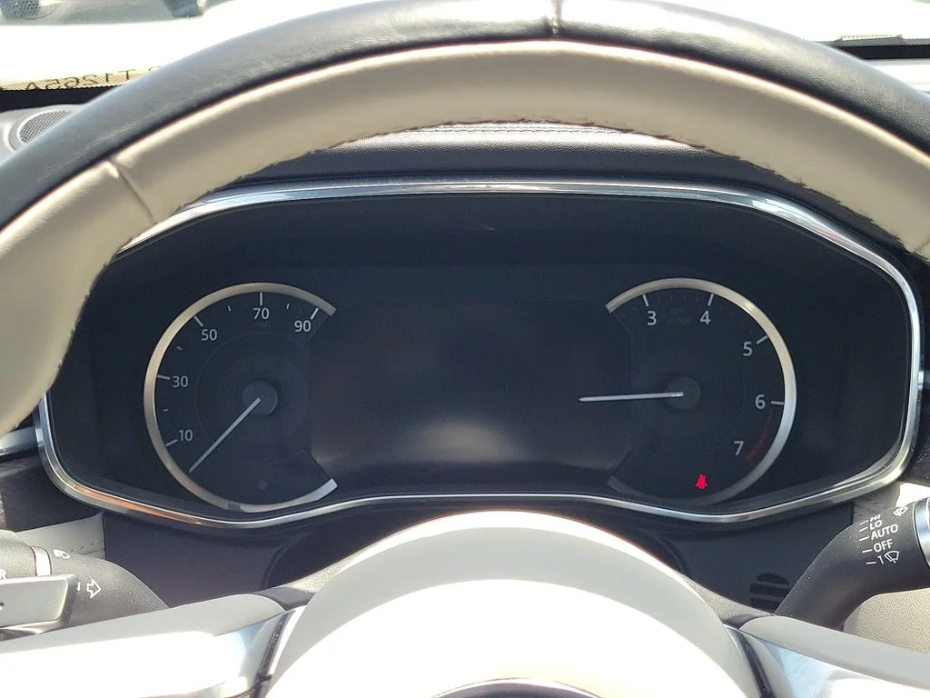 Used 2022 Silver Jaguar SE image 27
