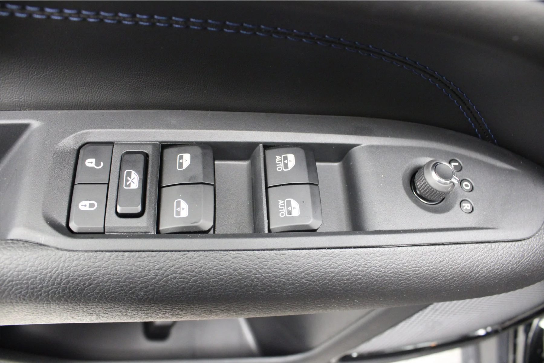 New 2026 Diamond Black Crystal Pearl-Coat Exterior Paint Jeep Latitude Altitude 4x4 image 12