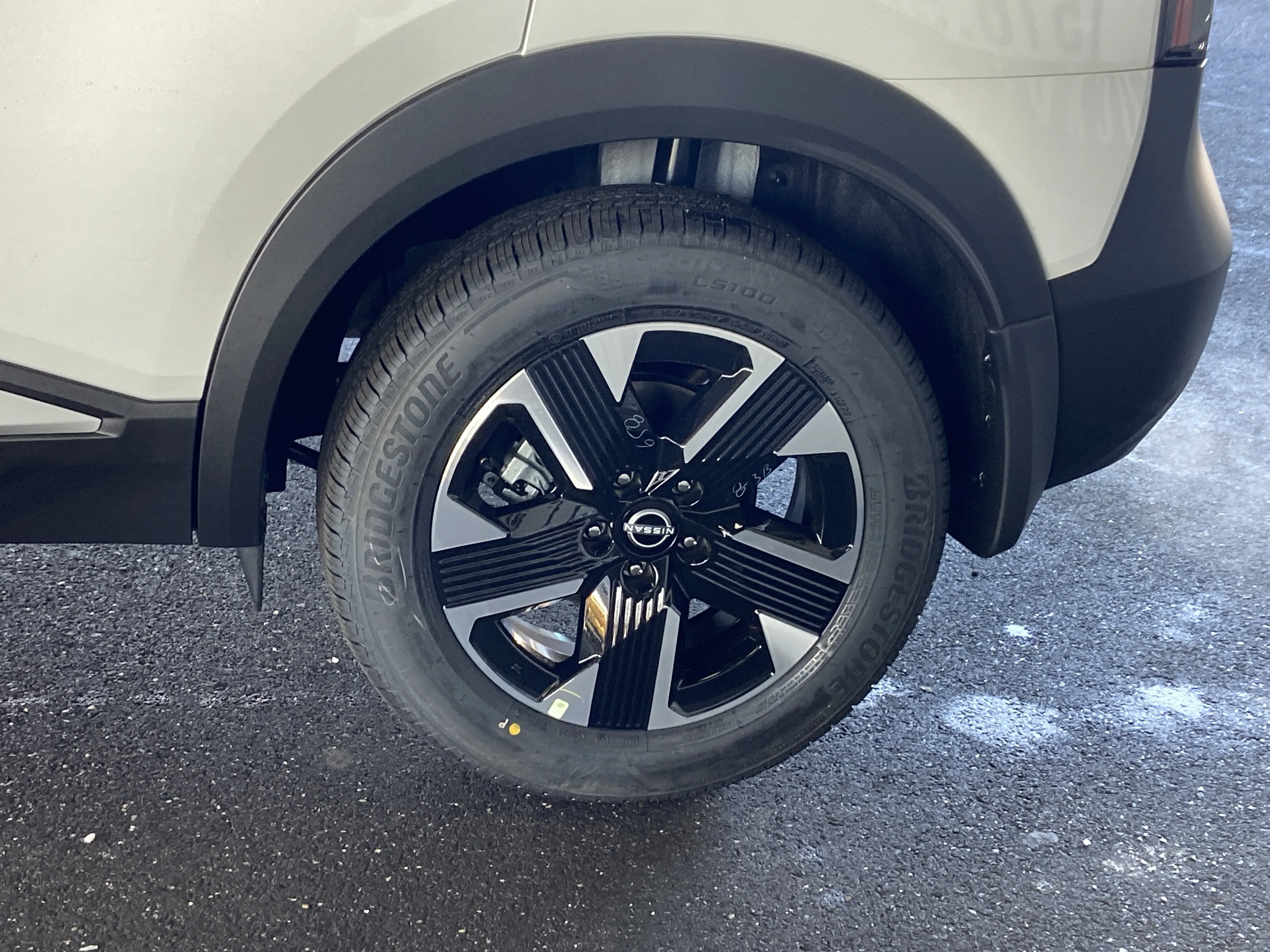 New 2026 Aspen White Tricoat/Super Black Nissan SV image 10