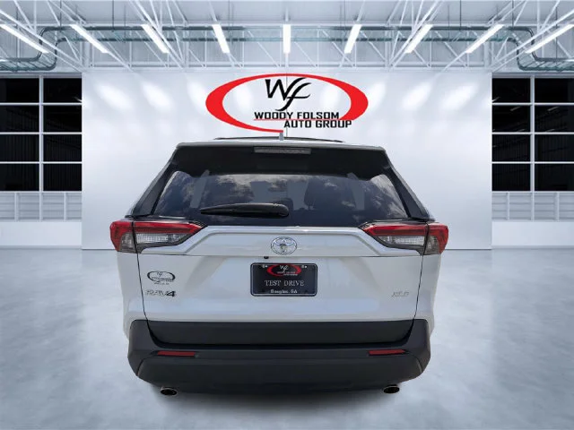 Used 2025 Beige Toyota XLE Premium image 4