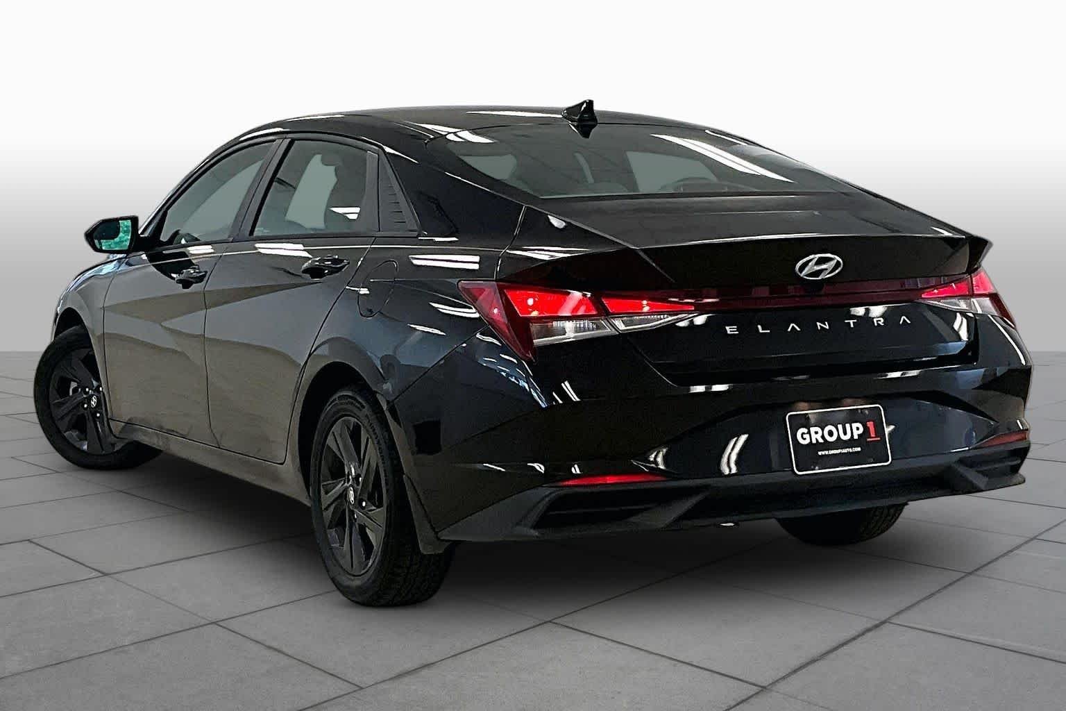 Used 2022 Phantom Black Hyundai SEL image 9