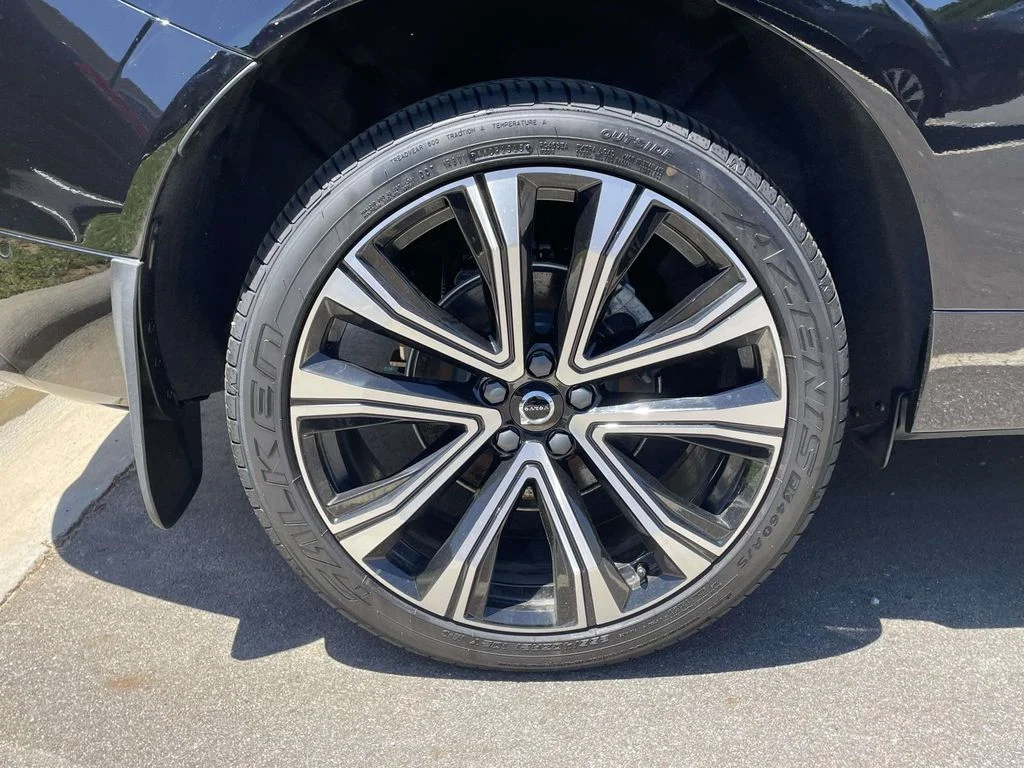 Used 2023 Onyx Black Metallic Volvo Ultimate Bright Theme image 5