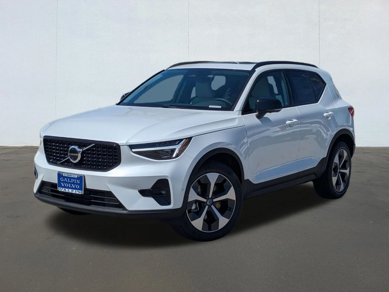 2026 Volvo XC40 B5 Plus Dark AWD's photo