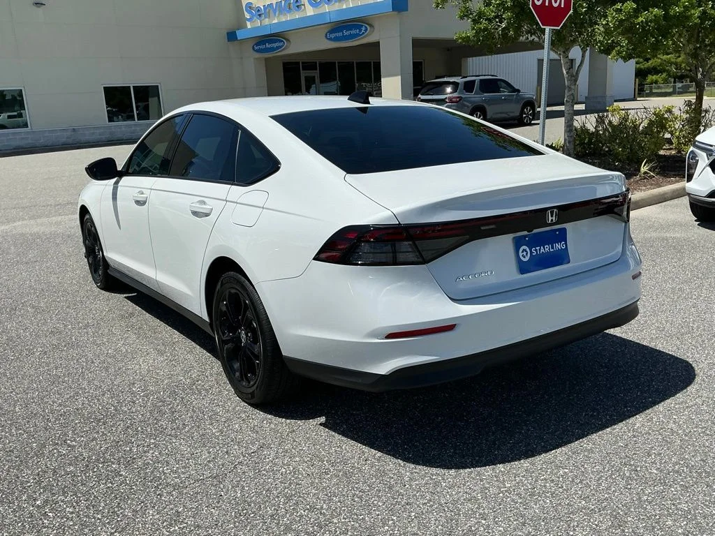 Used 2025 White Honda SE image 4