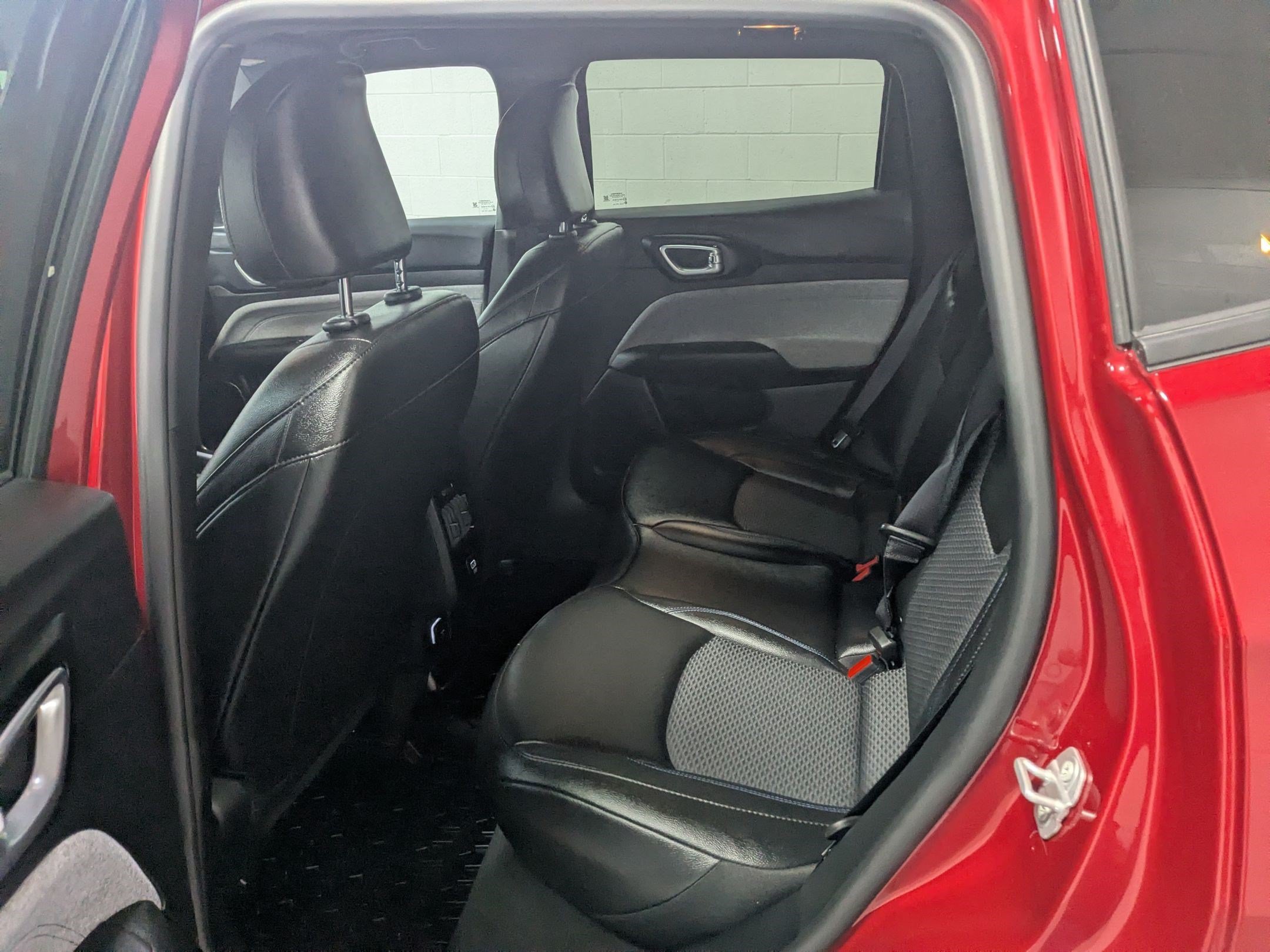 New 2026 Red Hot Pearl-Coat Exterior Paint Jeep Latitude image 16