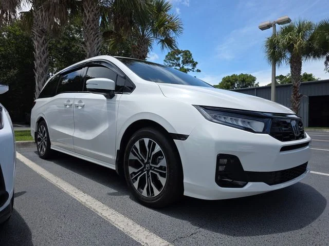 2025 Honda Odyssey Elite's photo