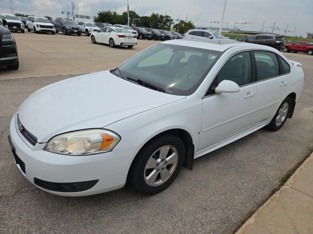 Used 2010 White Chevrolet LT image 2