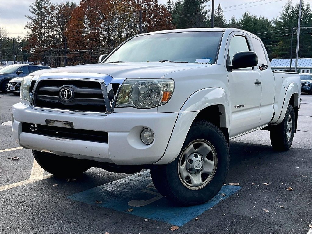 Used 2010 White Toyota Base image 3